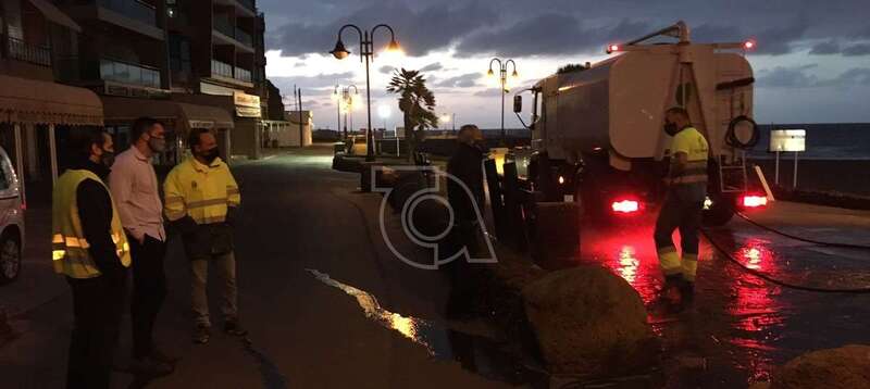 Labores de limpieza en la avenida marítima de Melenara y su entorno/TA.